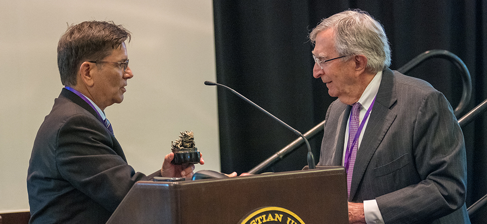 Larry Lockwood presents a frog statue to Luther King