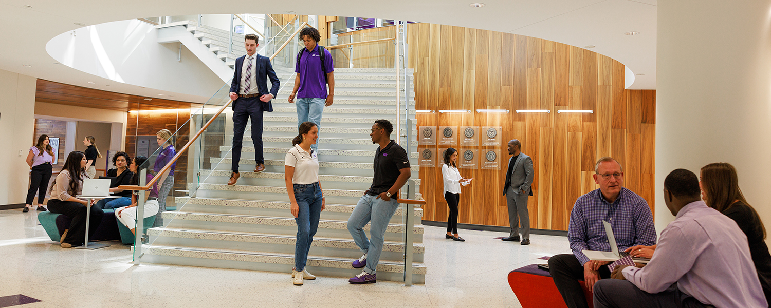 Students gathering in groups in the Rogers Rotunda at Neeley School