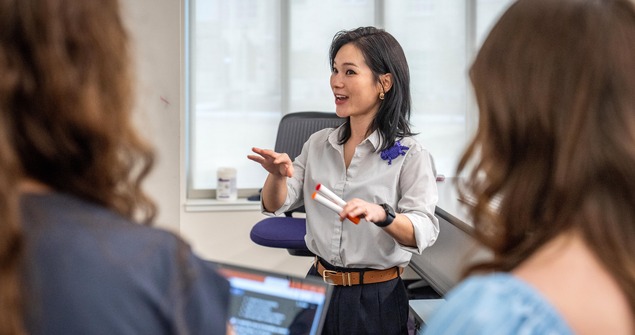 TCU Neeley faculty member interactively teaching class
